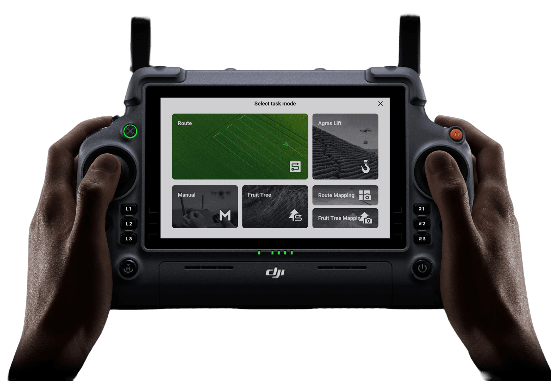 Piloto no controle do drone agrícola